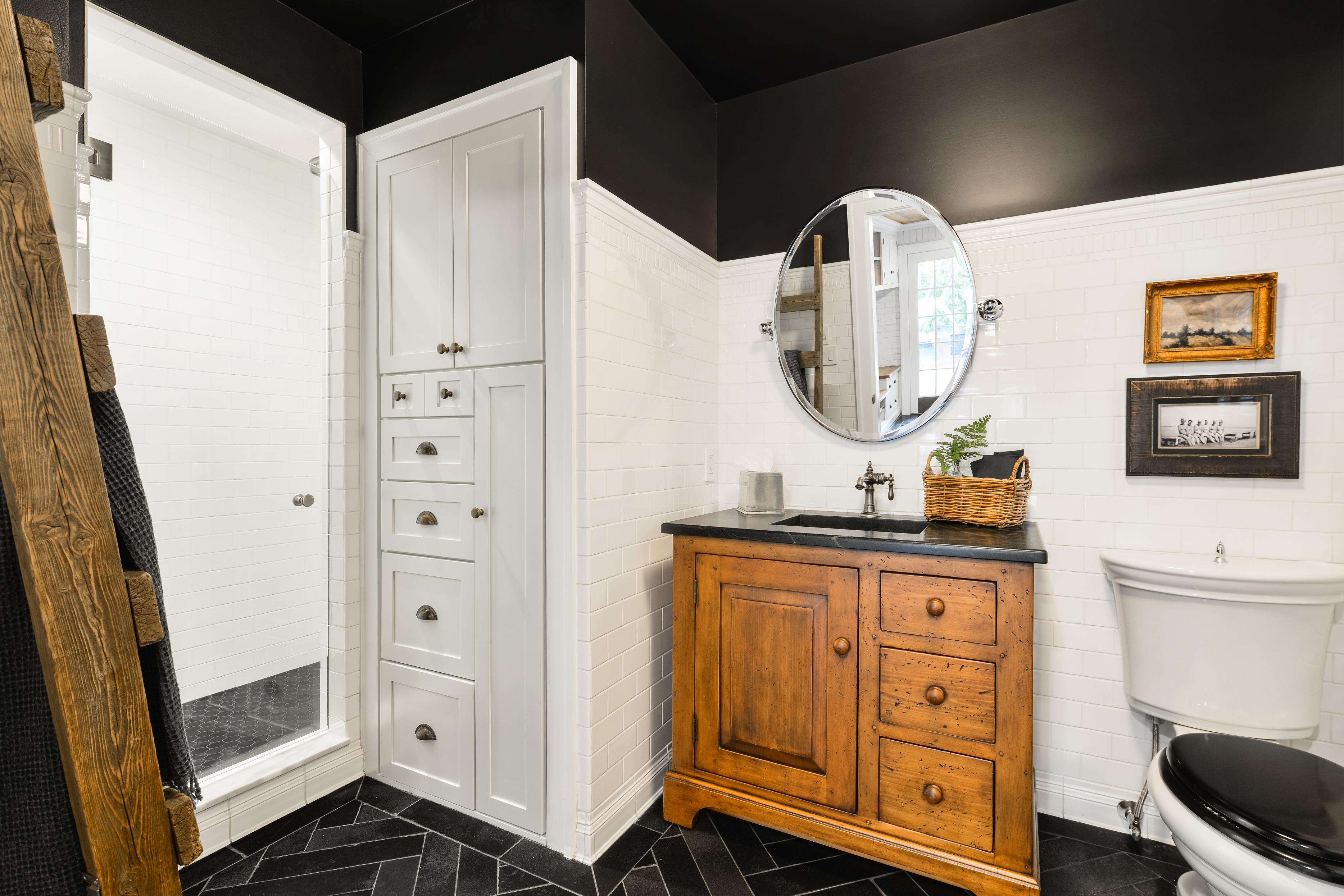 Bathroom in 12719 39 Ave in Westbrook Estates home for sale by Holland and Associates Real Estate in Edmonton.